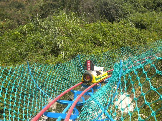 3,管式滑草管式滑道,是一项由游客自行操纵滑车顺滑道自上滑下的运动